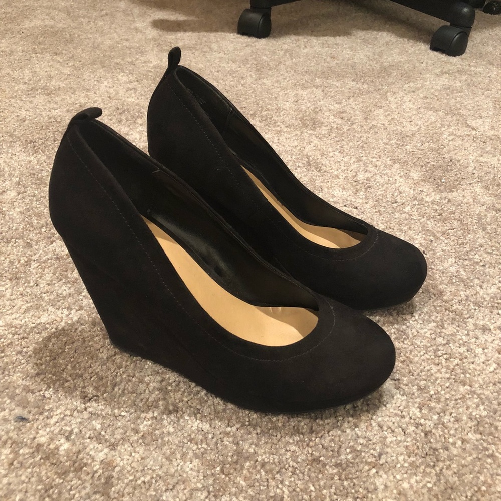 Apt 9 wedged closed toed heels